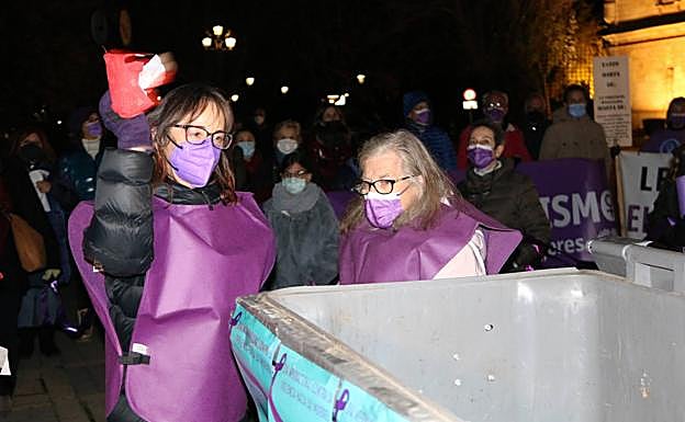 Imagen. Performance en San Marcos por las mujeres asesinadas en el último año. 