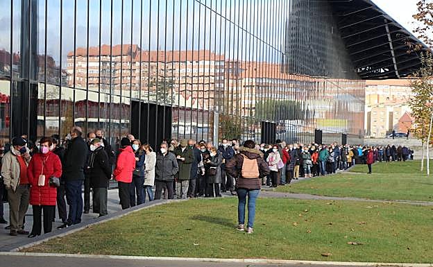 Galería. Colas para recibir la tercera dosis contra la covid-19 y la vacuna de la gripe en el Palacio.