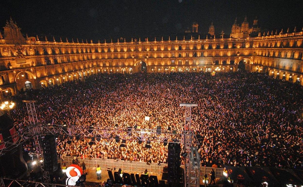 Imagen de la tradicional nochevieja universitaria, en Salamanca. 