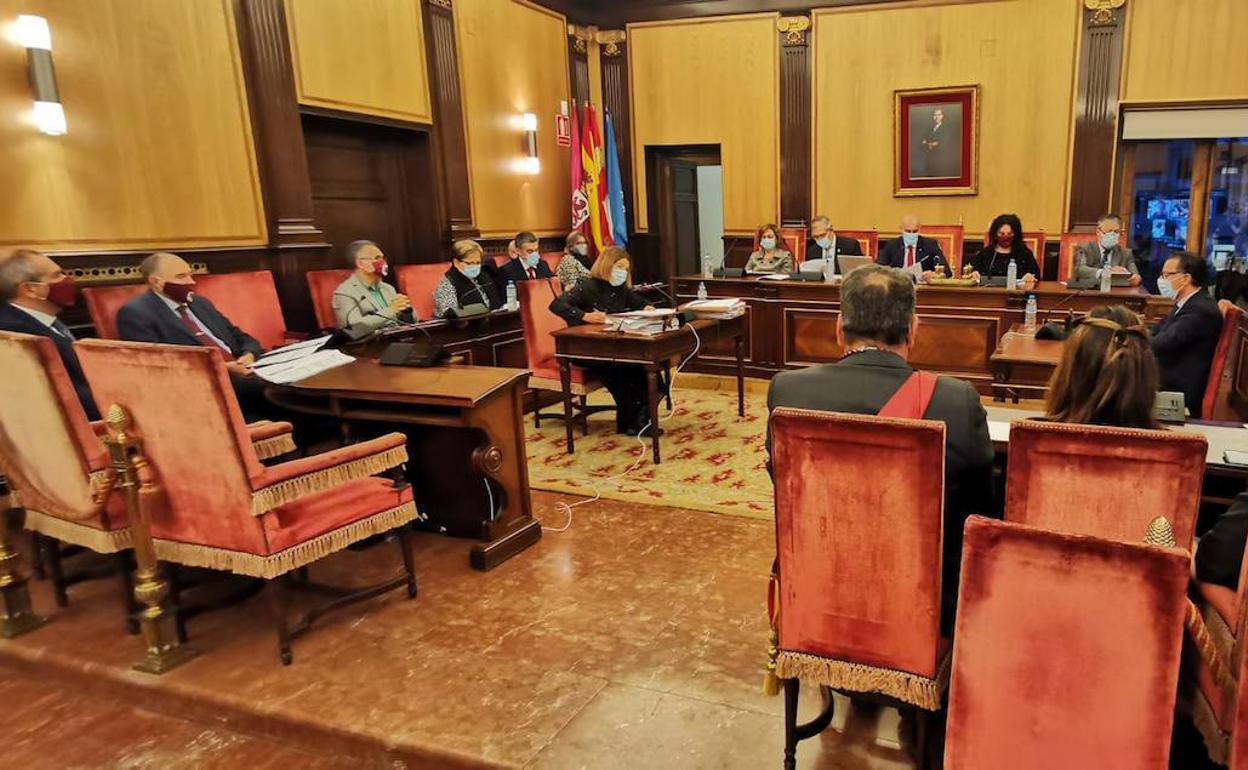 Último pleno celebrado en el Ayuntamiento de León y que volvió a contar con mayoría de presencialidad de los concejales.