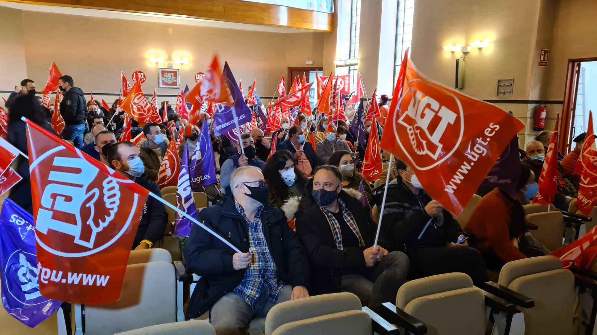 Los afiliados acuden a una jornada de análisis socio-económico de León.