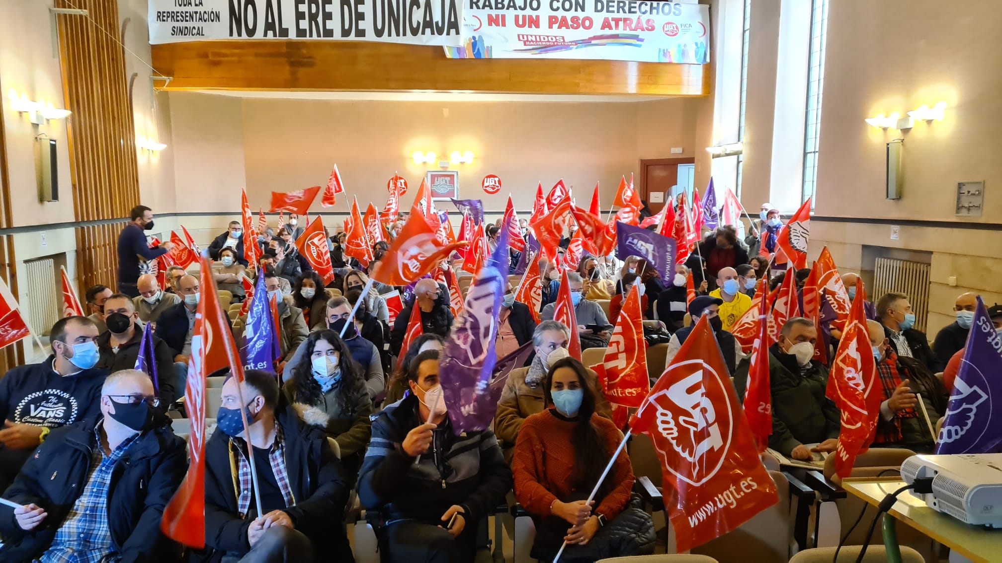 Los afiliados acuden a una jornada de análisis socio-económico de León.