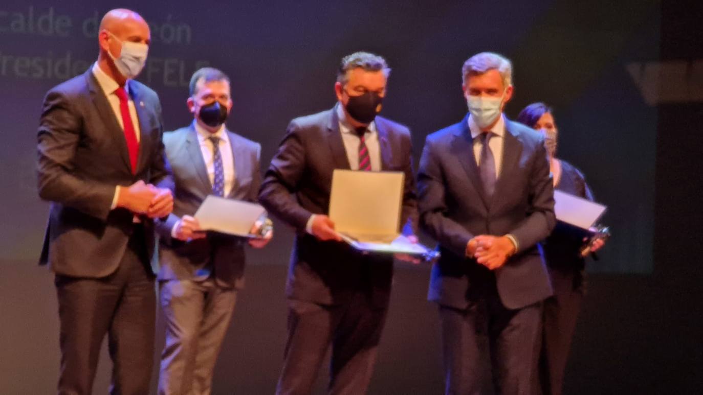 La gala de la FELE ha reunido a la sociedad leonesa para galardonar a TECOI. 