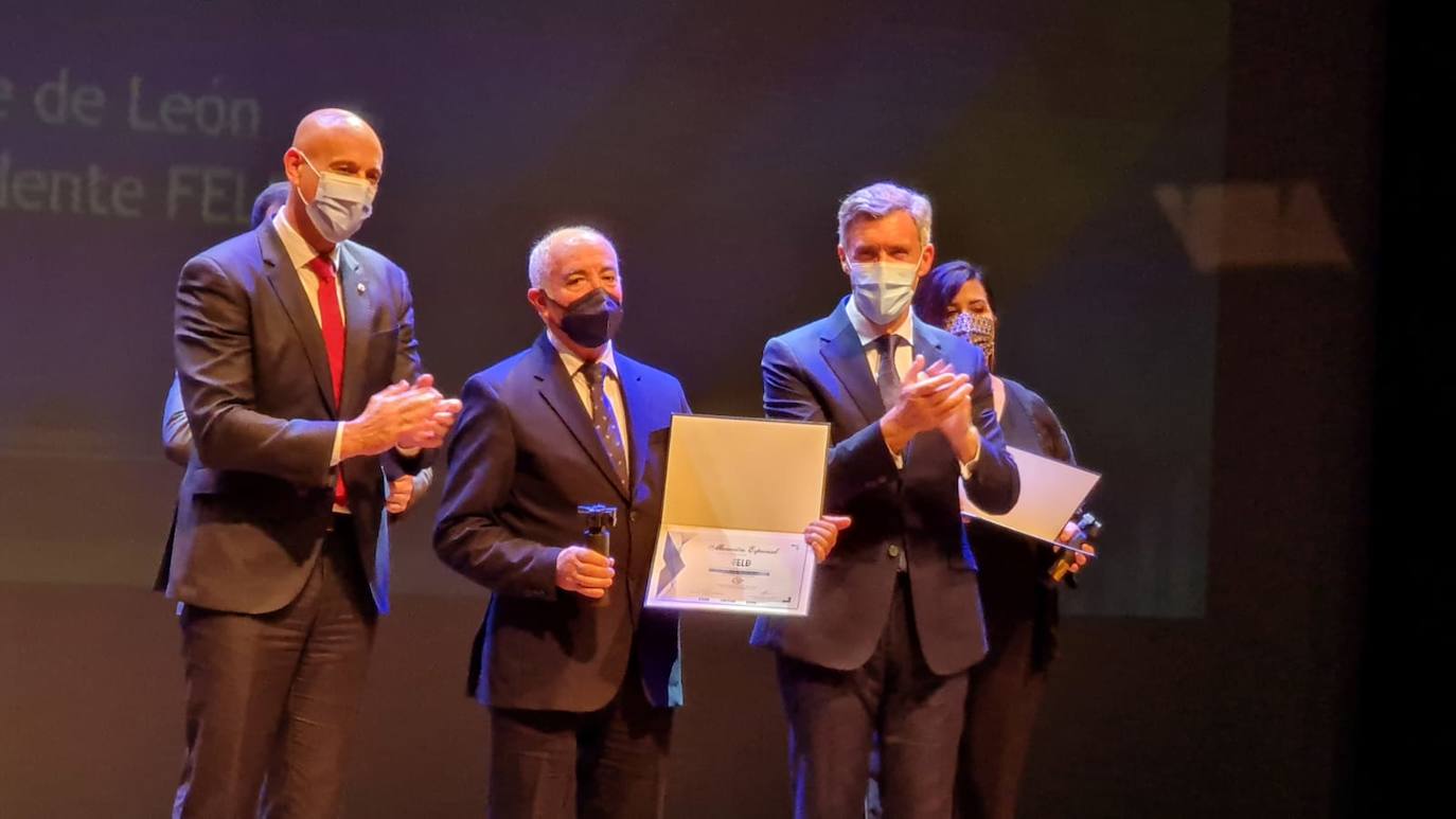 La gala de la FELE ha reunido a la sociedad leonesa para galardonar a TECOI. 