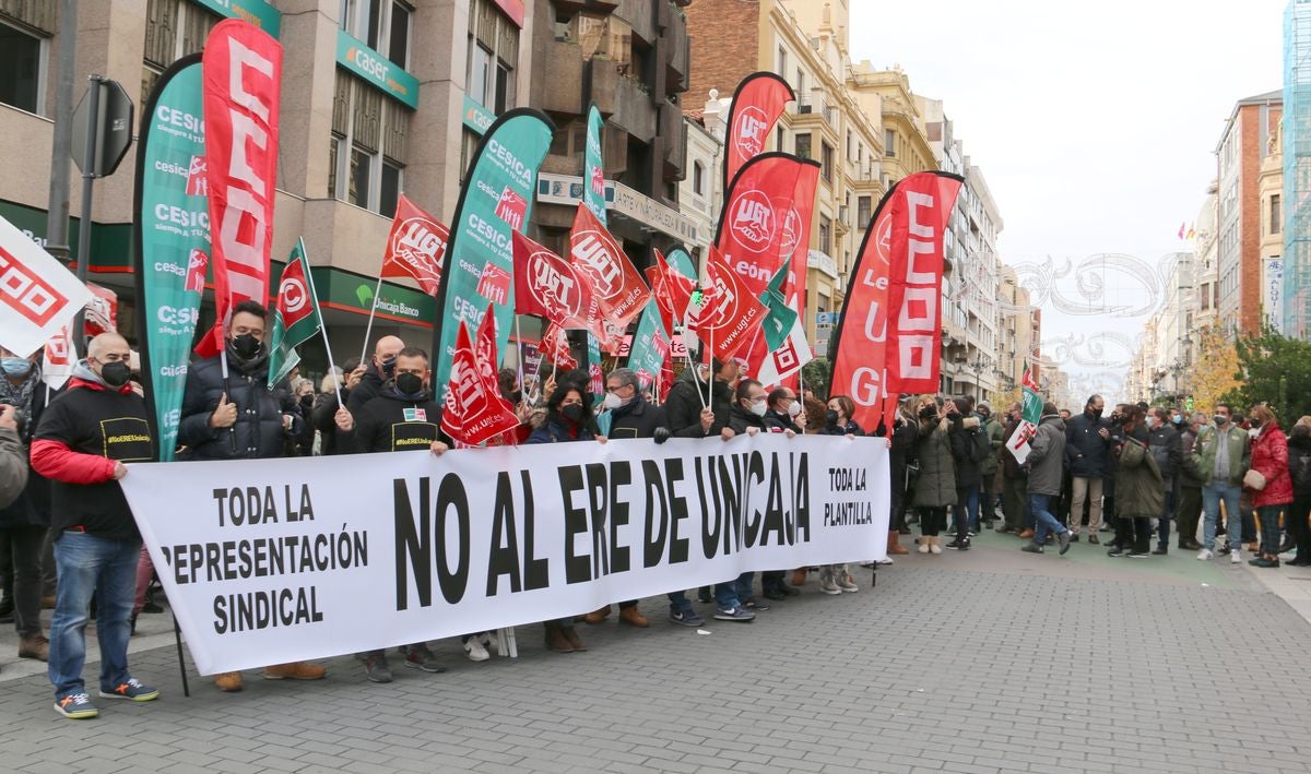 La primera jornada de huelga se salda con un 100% de seguimiento en un viernes donde los empleados se han concentrado frente a la sucursal de la entidad en Ordoño II.