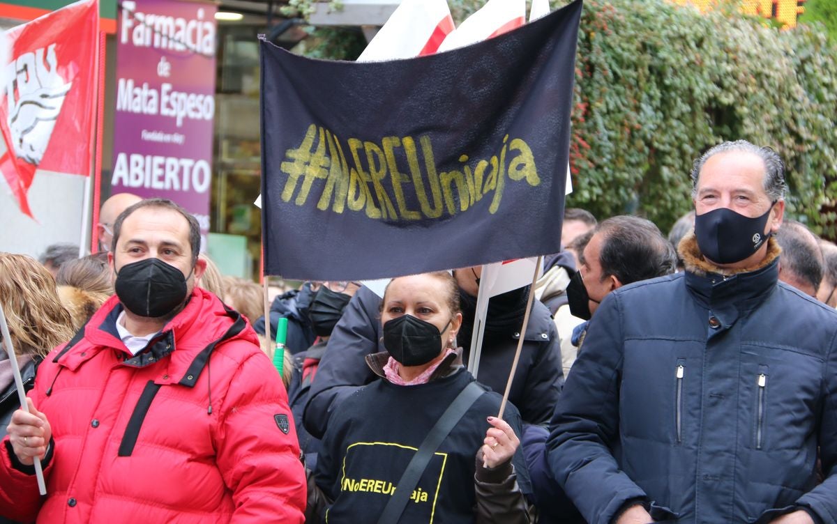 La primera jornada de huelga se salda con un 100% de seguimiento en un viernes donde los empleados se han concentrado frente a la sucursal de la entidad en Ordoño II.