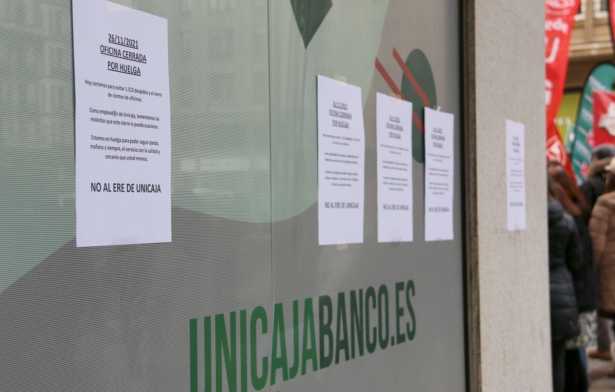 La primera jornada de huelga se salda con un 100% de seguimiento en un viernes donde los empleados se han concentrado frente a la sucursal de la entidad en Ordoño II.