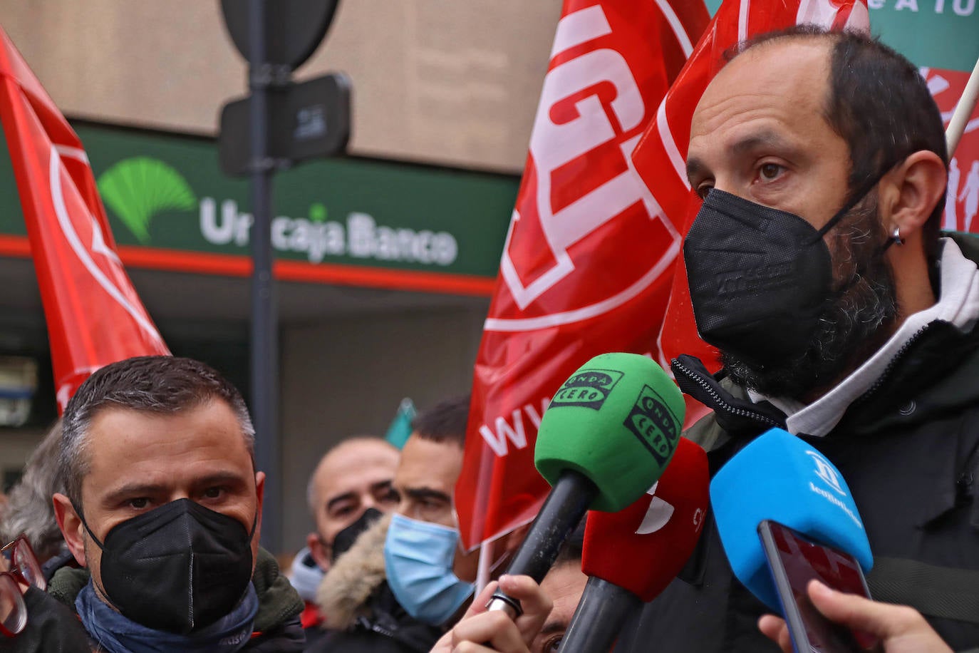 La primera jornada de huelga se salda con un 100% de seguimiento en un viernes donde los empleados se han concentrado frente a la sucursal de la entidad en Ordoño II.