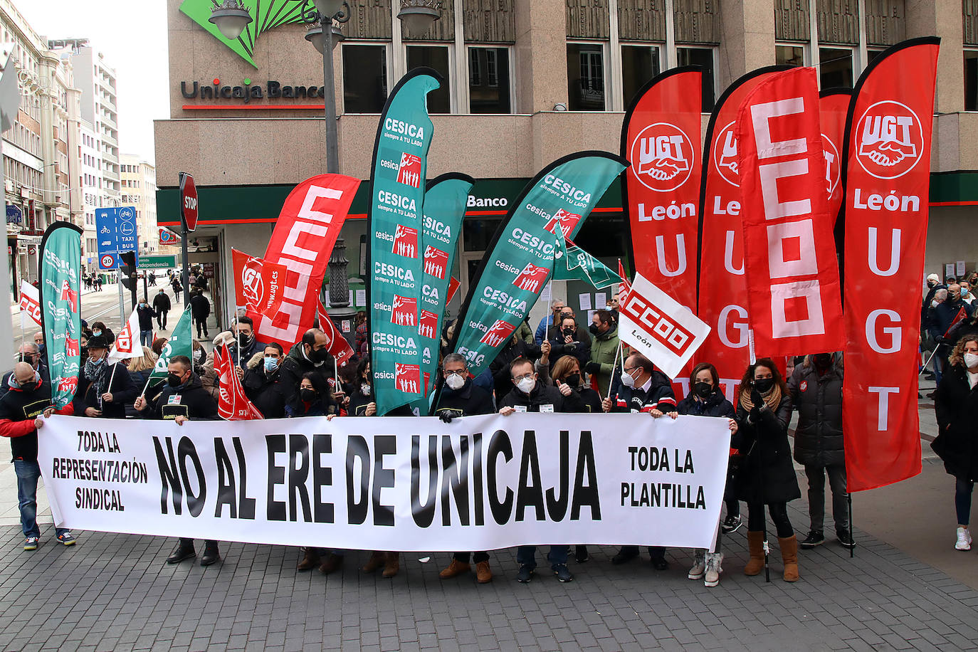 La primera jornada de huelga se salda con un 100% de seguimiento en un viernes donde los empleados se han concentrado frente a la sucursal de la entidad en Ordoño II.