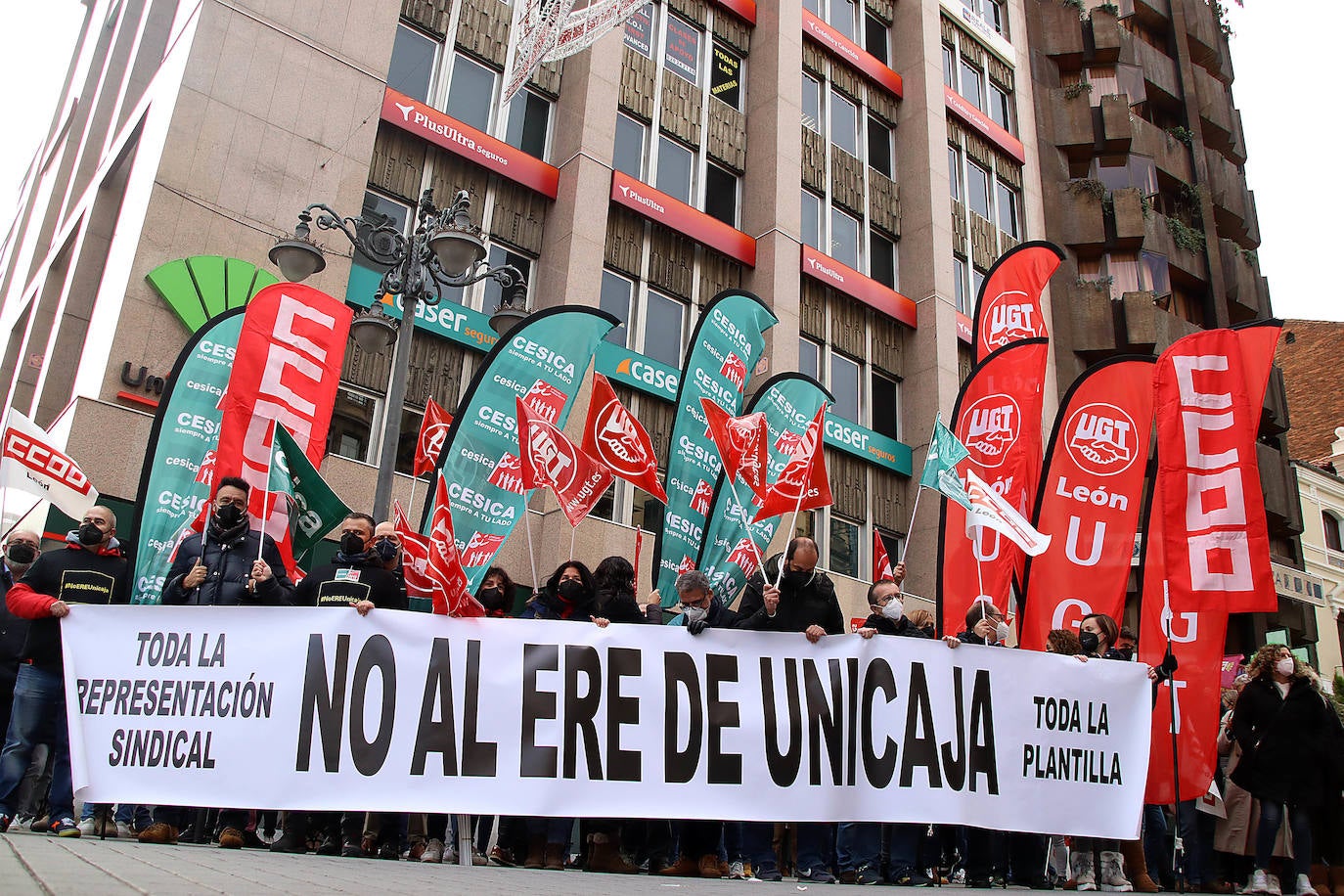 La primera jornada de huelga se salda con un 100% de seguimiento en un viernes donde los empleados se han concentrado frente a la sucursal de la entidad en Ordoño II.