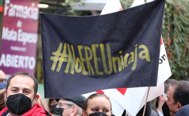 Galería. Decenas de personas acudieron a la concentración frente a la sucursal de Unicaja Banco en Ordoño II.