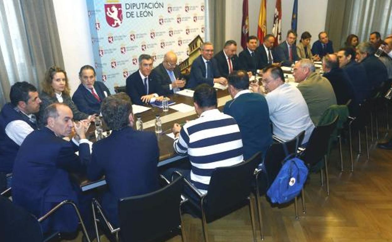 Imagen de archivo de la primera reunión de la Mesa por León con representantes políticos, sindicales y emrpesariales que este próximo amrtes tomará una decisión sobre su futuro.