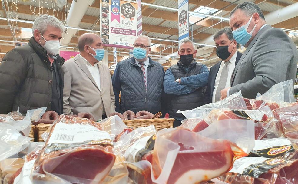 El presidente de la Dipuatción de León. eduardo Morán, junto al gerente de E.Leclerc, Manuel Rilo, visitan los stands con productos de León.