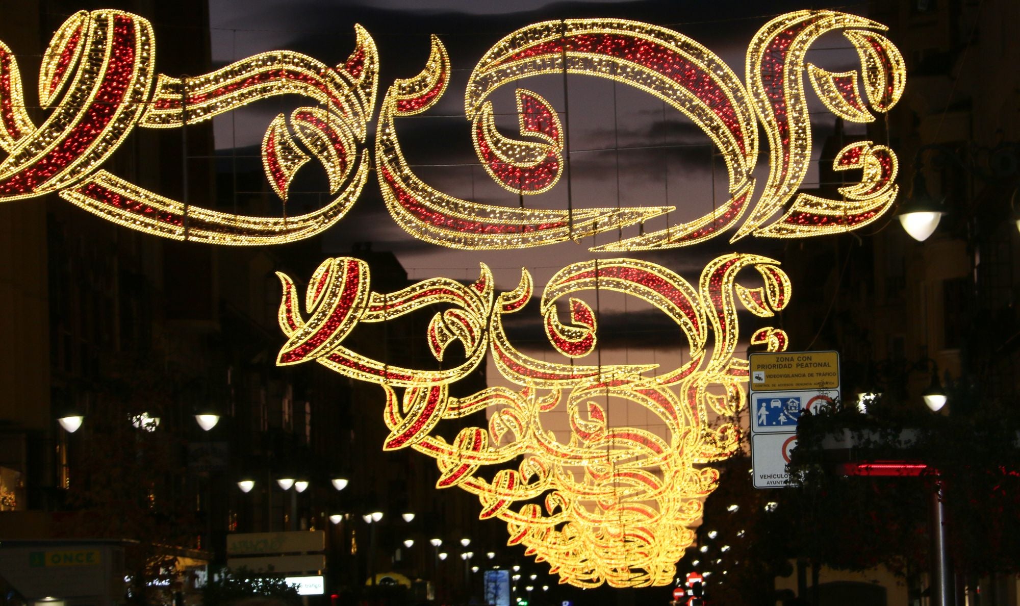 Encendido del alumbrado navideño en León.