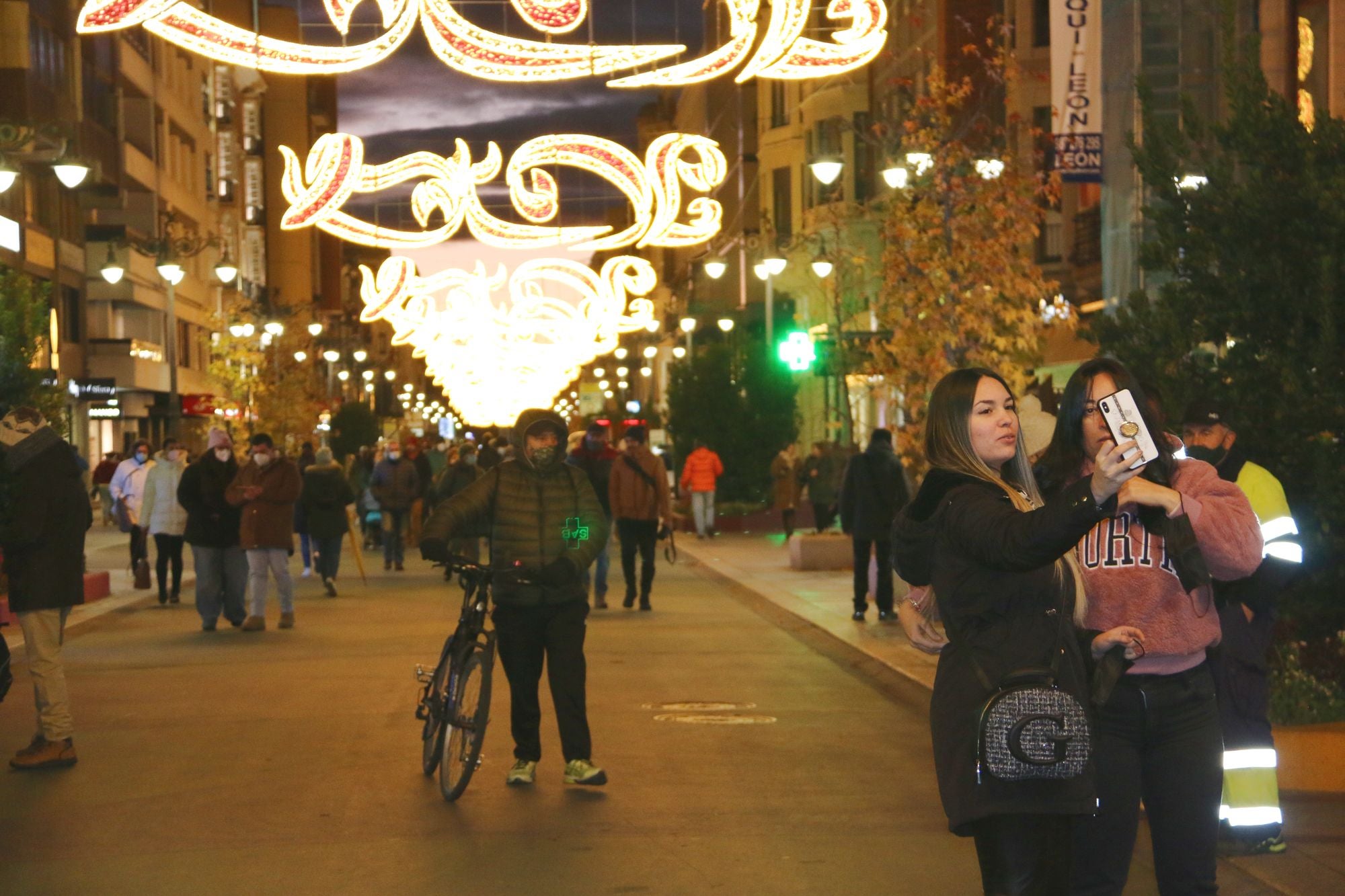 Encendido del alumbrado navideño en León.