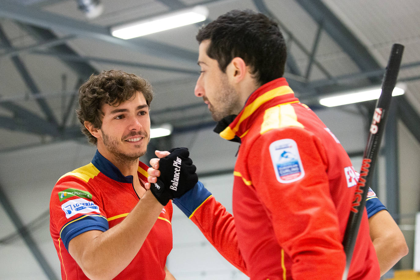 De Paz saluda a uno de sus compañeros durante el Europeo B de Noruega.