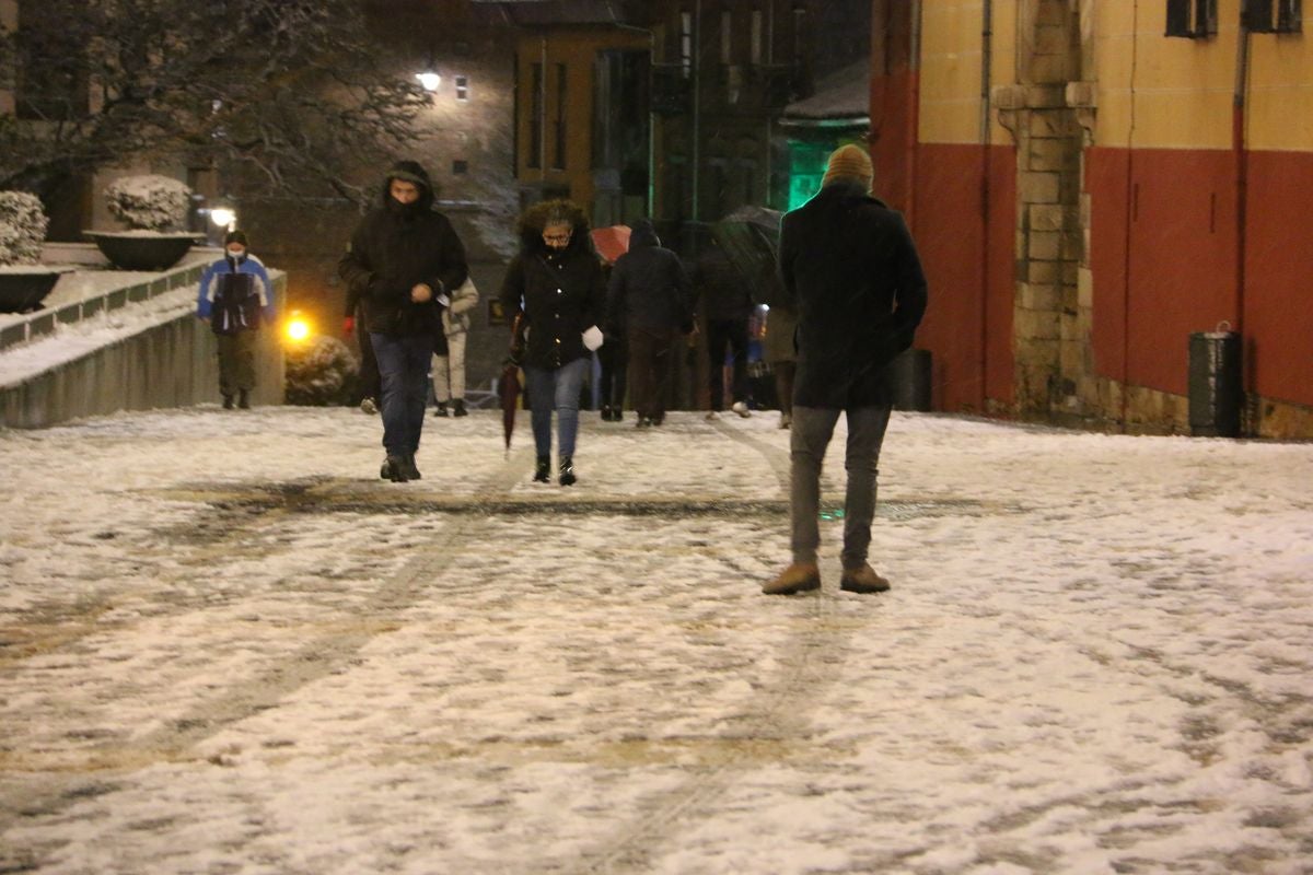 La intensa nevada en León sorprende en la capital y pone en jaque a la provincia