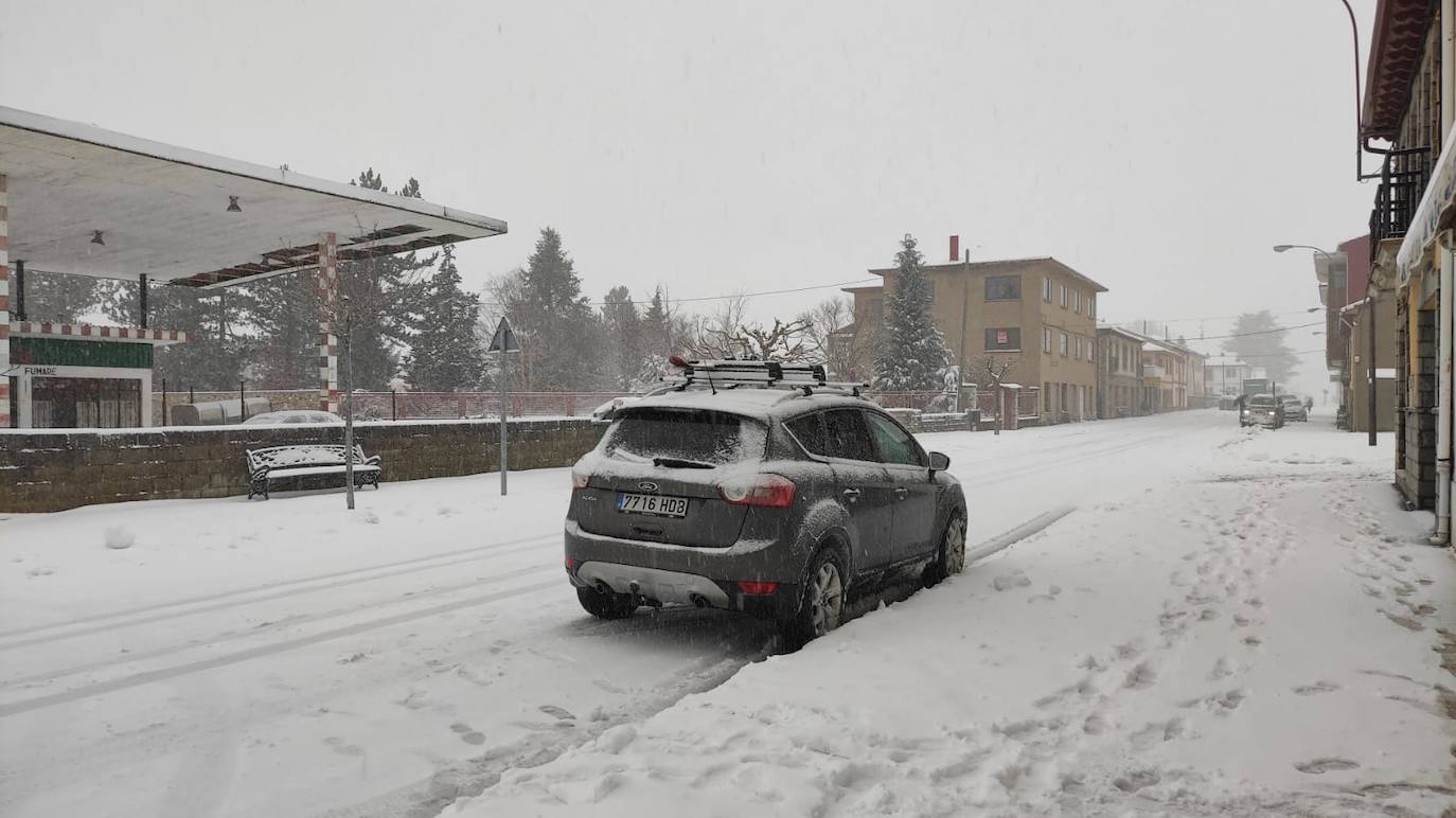 El temporal 'Arwen' deja estampas invernales en toda la provincia con precipitaciones de nieve en muchas comarcas leonesas.