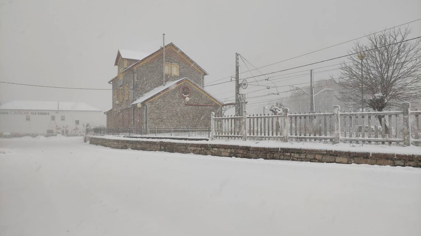 El temporal 'Arwen' deja estampas invernales en toda la provincia con precipitaciones de nieve en muchas comarcas leonesas.