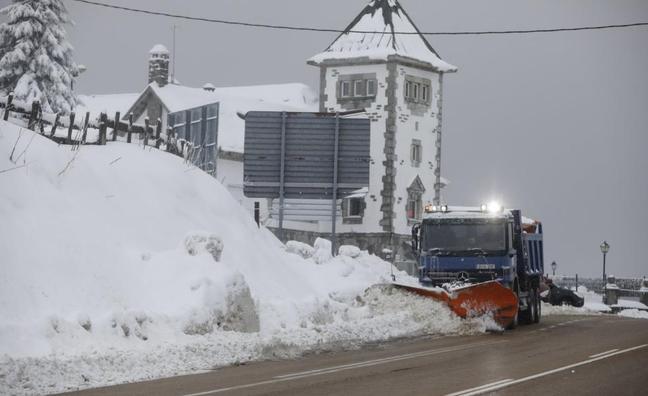 El temporal 'Arwen' deja estampas invernales en toda la provincia con precipitaciones de nieve en muchas comarcas leonesas.