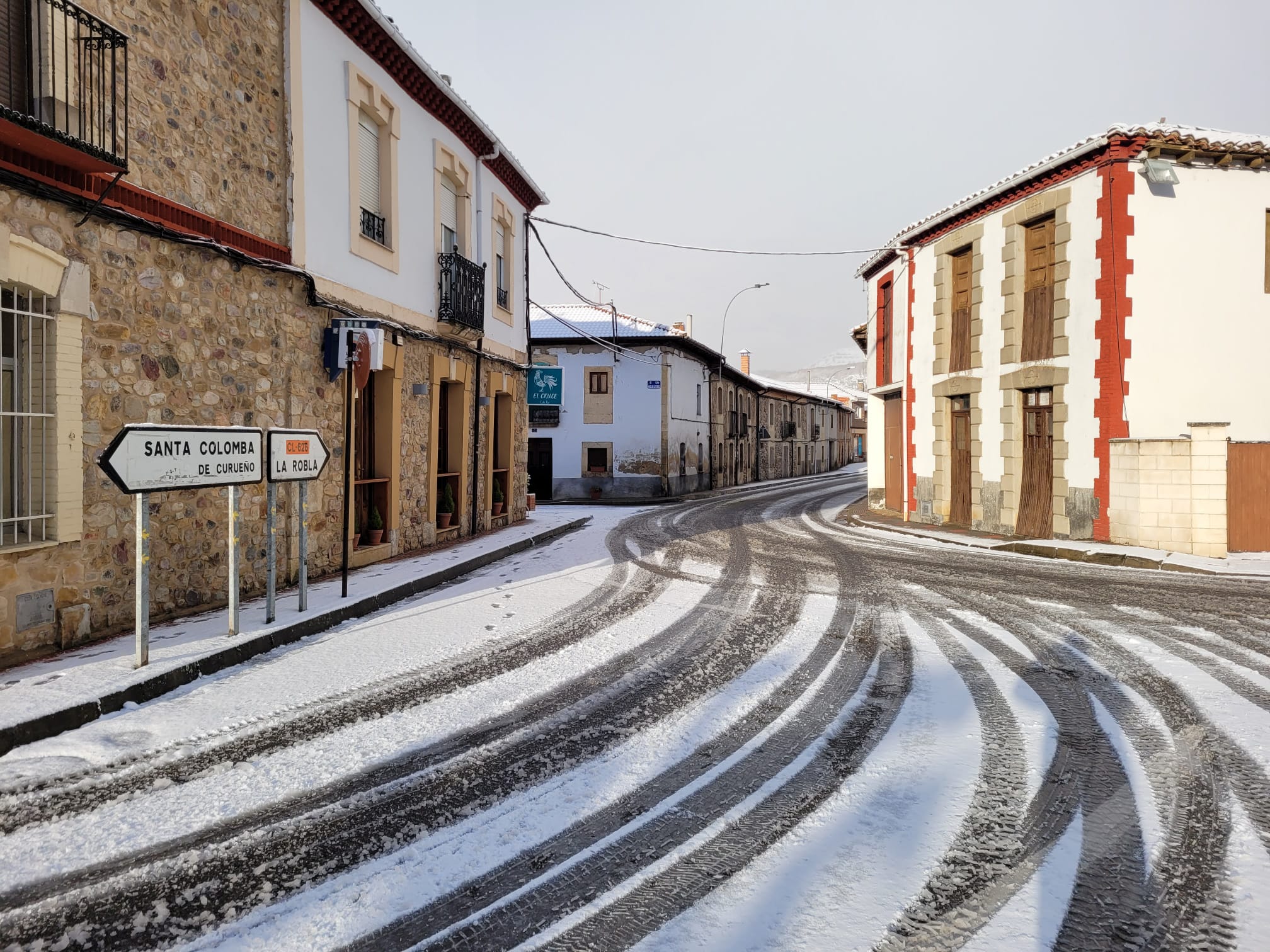 El temporal 'Arwen' deja estampas invernales en toda la provincia con precipitaciones de nieve en muchas comarcas leonesas.