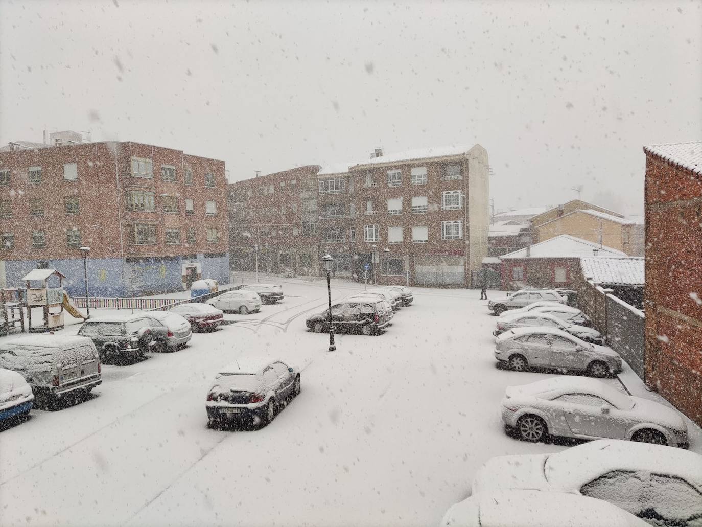 El temporal 'Arwen' deja estampas invernales en toda la provincia con precipitaciones de nieve en muchas comarcas leonesas.