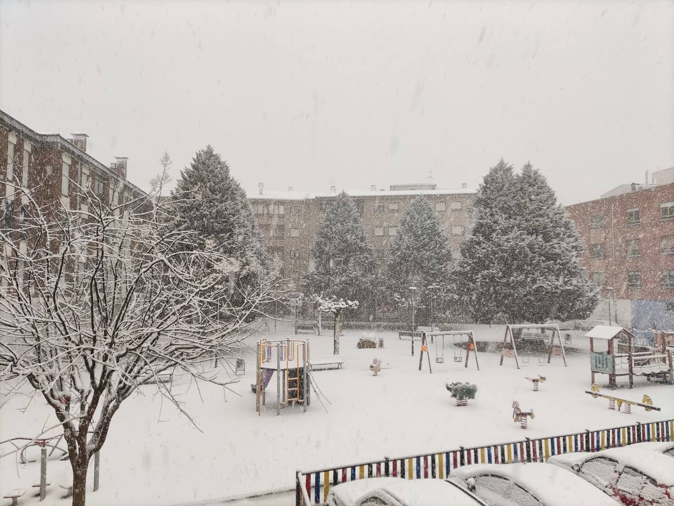 El temporal 'Arwen' deja estampas invernales en toda la provincia con precipitaciones de nieve en muchas comarcas leonesas.