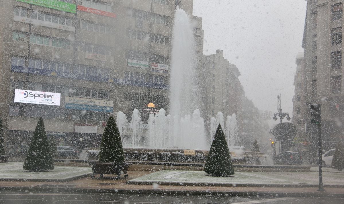 La nieve ha llegado a todos los puntos de la ciudad, dejando bonitas estampas en el casco histórico de la capital