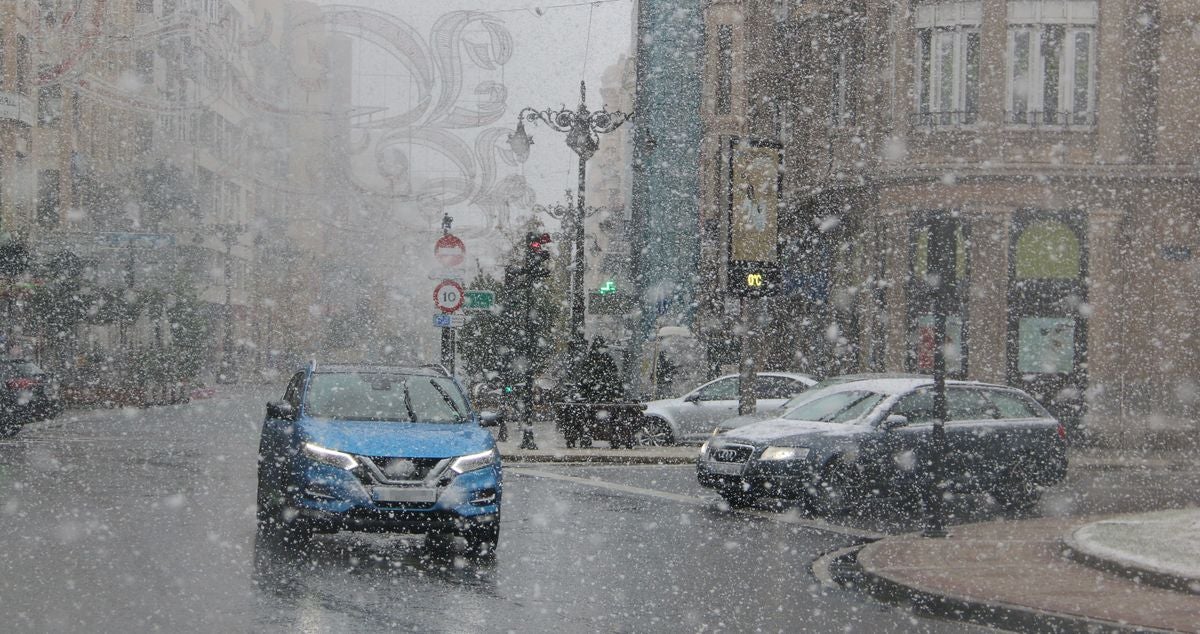 La nieve ha llegado a todos los puntos de la ciudad, dejando bonitas estampas en el casco histórico de la capital