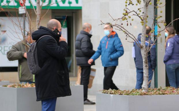 Galería. Peatones circulan por la zona central de Ordoño II.