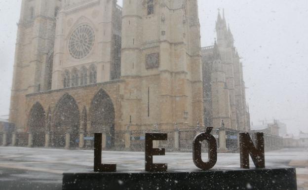 La nieve llena la capital de espíritu navideño