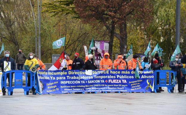 Protestas de trabajadores públicos temporales a las puertas del Congreso Autonómico del PSOE en Burgos.