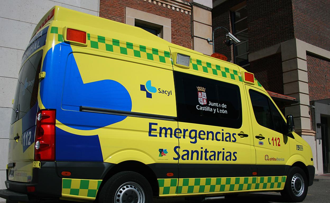 Imagen de archivo de una ambulancia de Sacyl como la que trasladó a los heridos en el accidente. 