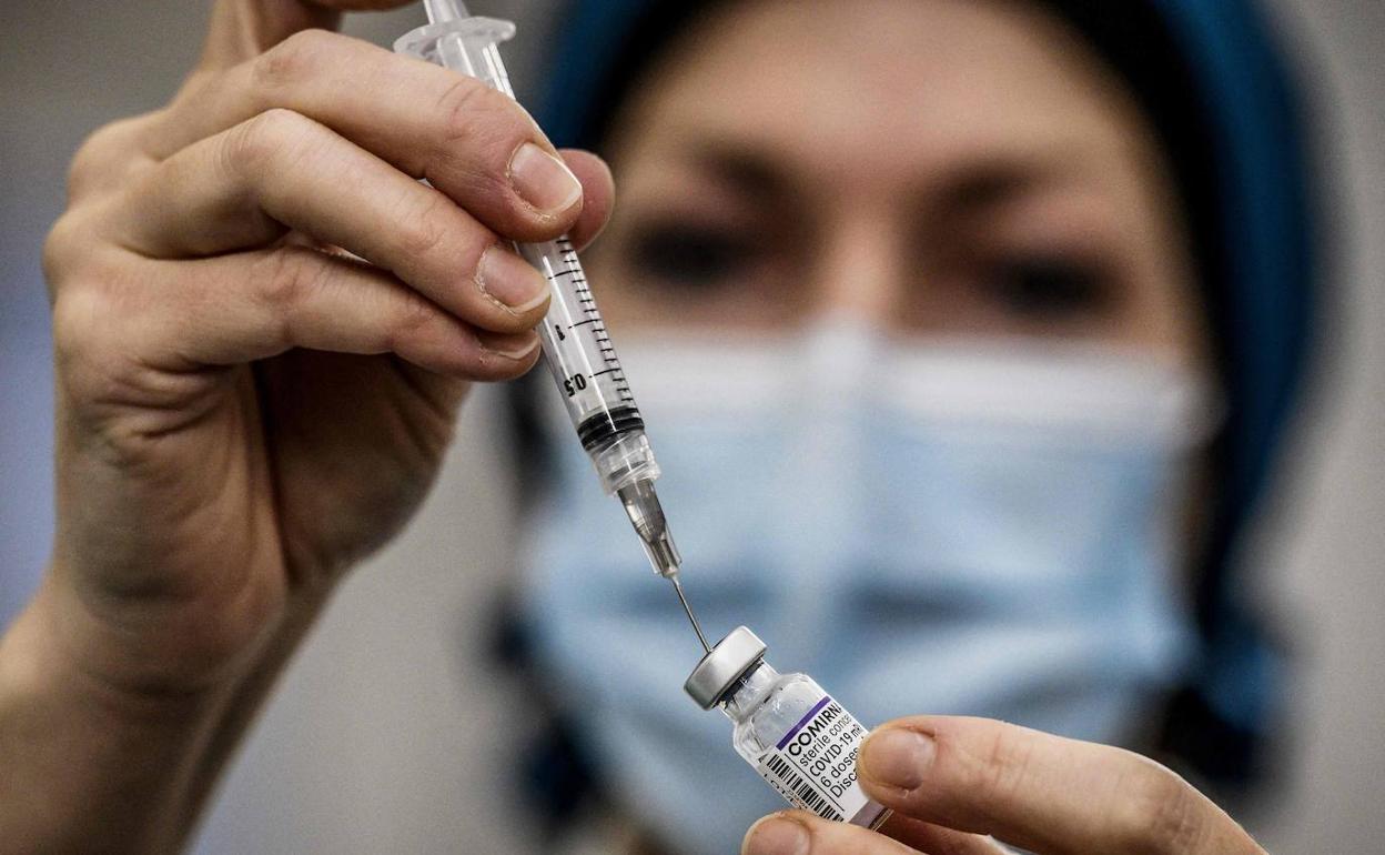 Una sanitaria prepara una dosis de la vacuna contra la covid-19 en un centro de Lyon.