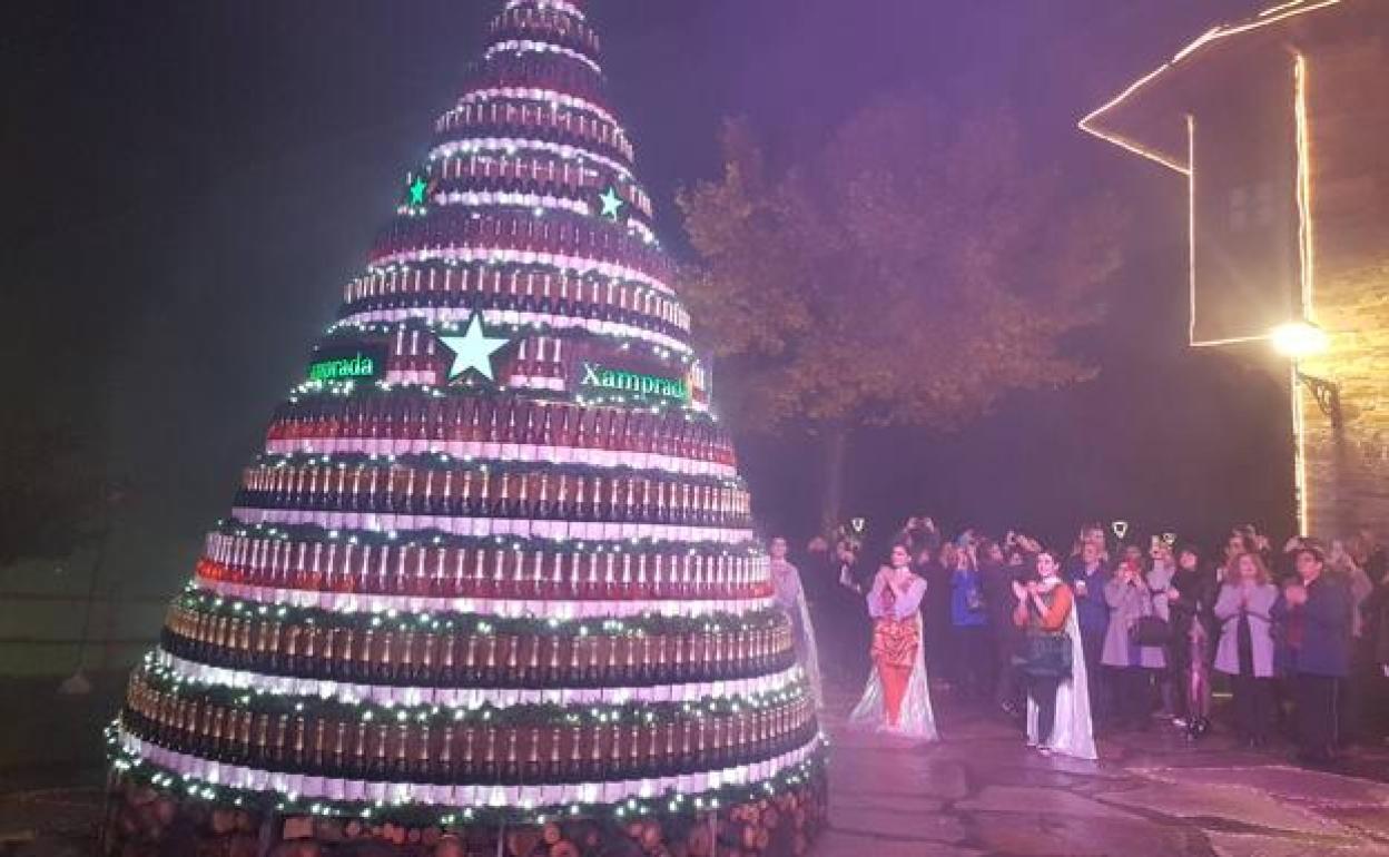 Tradicional árbol de Navidad de botellas de Xamprada del Palacio de Canedo.