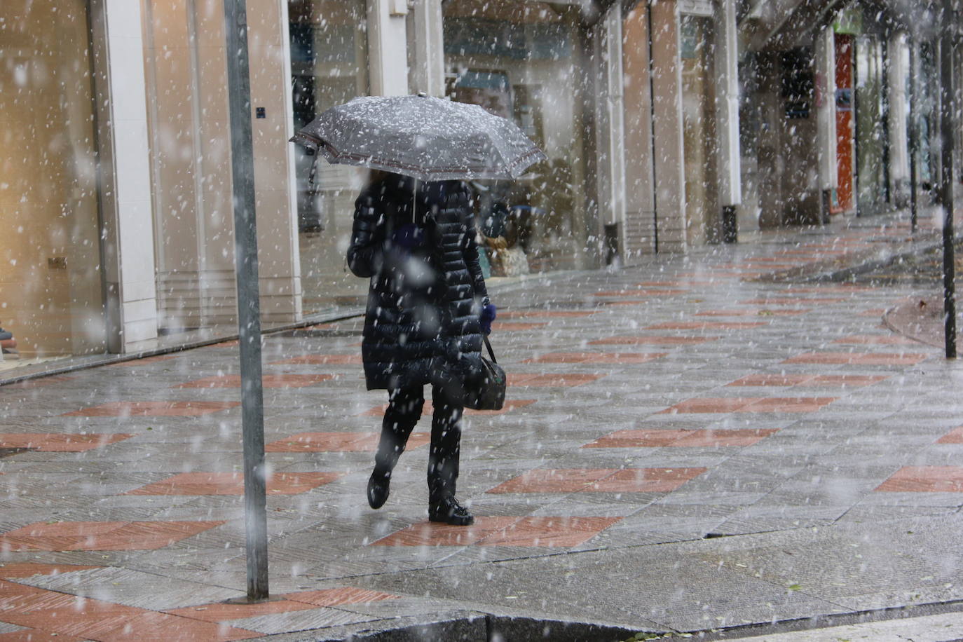 El temporal 'Arwen' llega a la capital con una fuerte nevada que deja las primera bonitas estampas en la ciudad