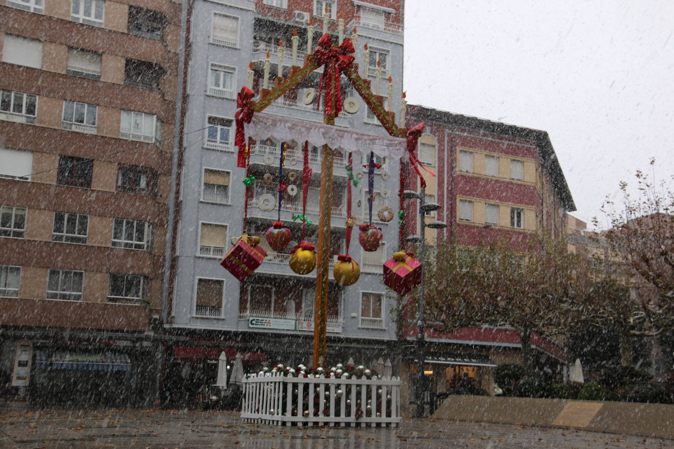 El temporal 'Arwen' llega a la capital con una fuerte nevada que deja las primera bonitas estampas en la ciudad