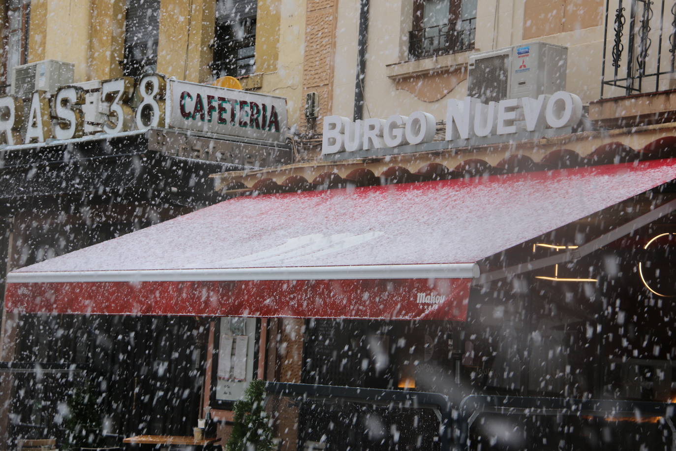 El temporal 'Arwen' llega a la capital con una fuerte nevada que deja las primera bonitas estampas en la ciudad