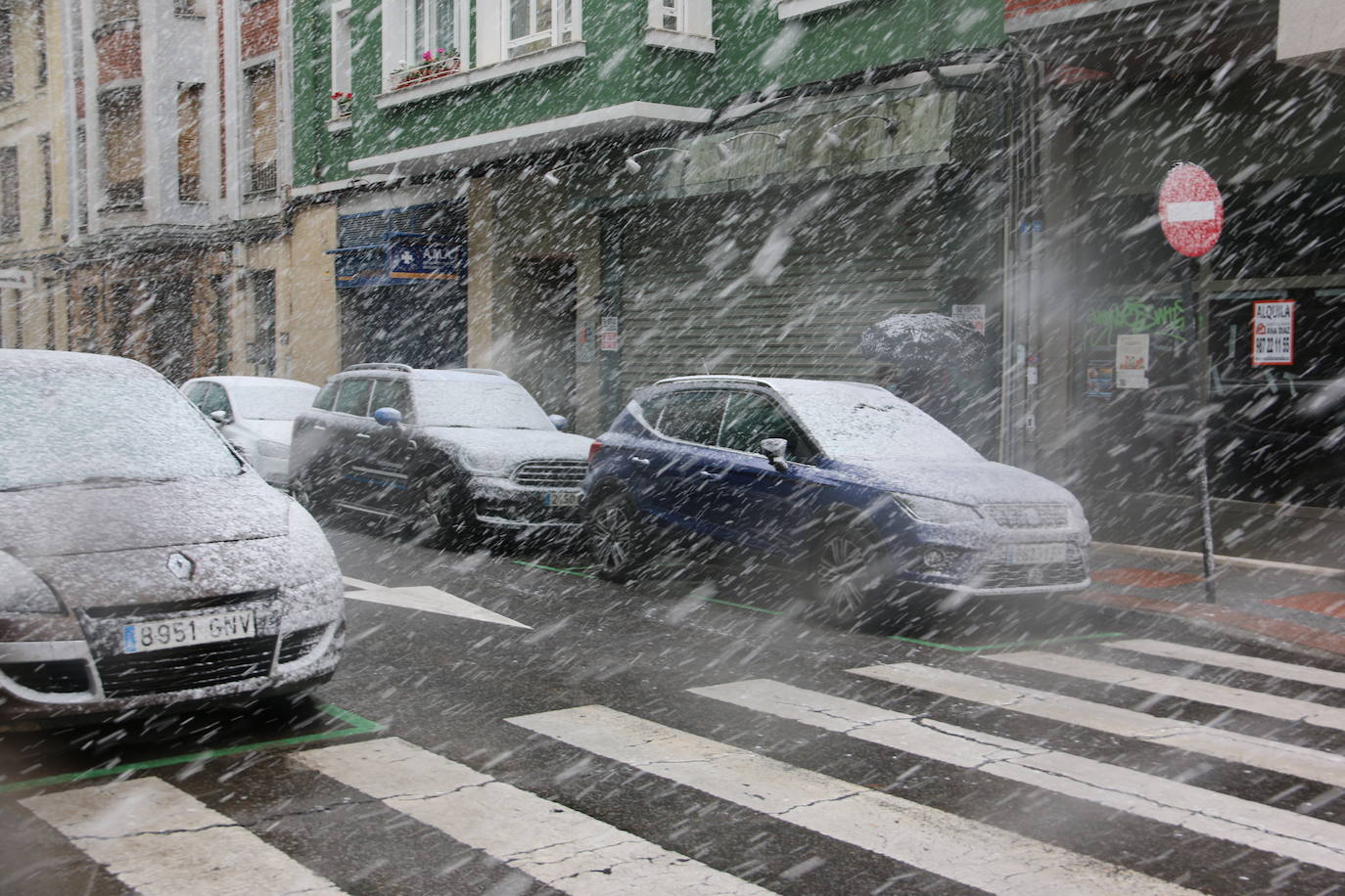 El temporal 'Arwen' llega a la capital con una fuerte nevada que deja las primera bonitas estampas en la ciudad