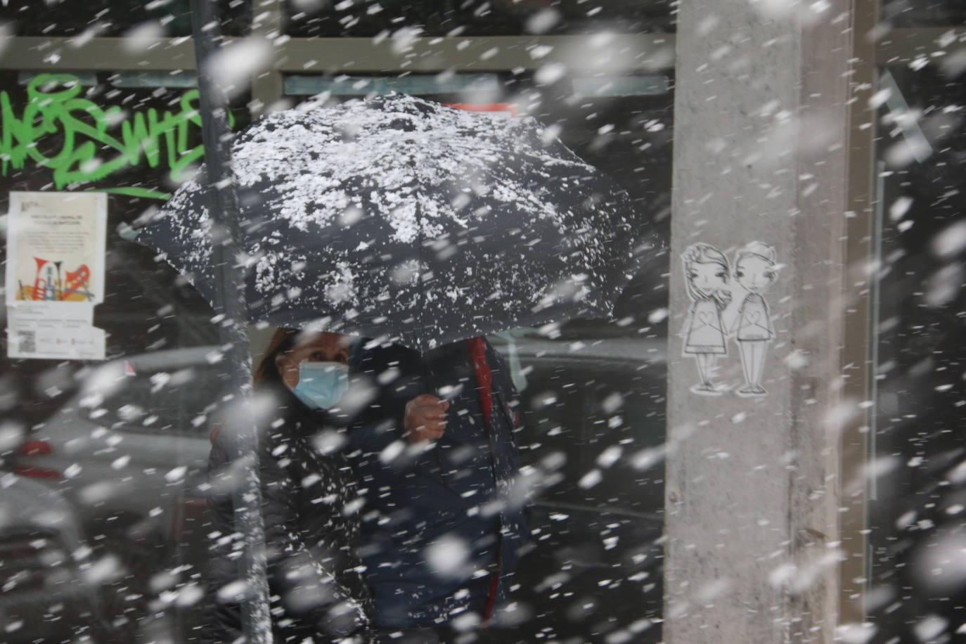 El temporal 'Arwen' llega a la capital con una fuerte nevada que deja las primera bonitas estampas en la ciudad