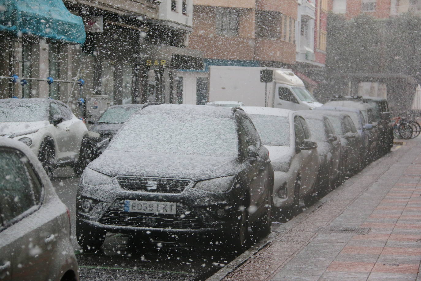 El temporal 'Arwen' llega a la capital con una fuerte nevada que deja las primera bonitas estampas en la ciudad