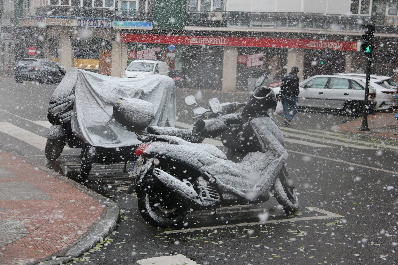 El temporal 'Arwen' llega a la capital con una fuerte nevada que deja las primera bonitas estampas en la ciudad