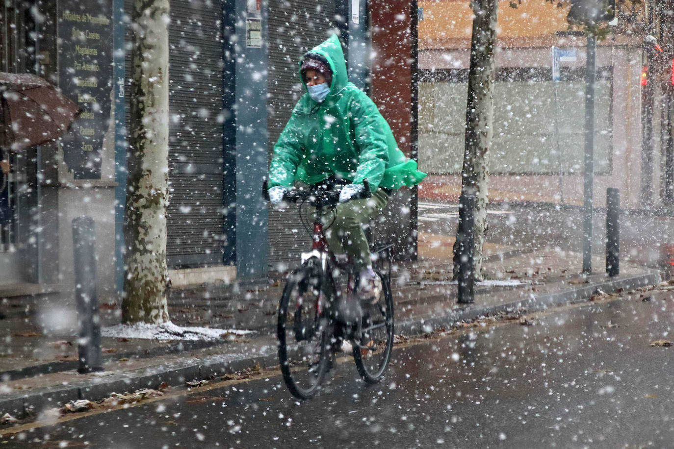 El temporal 'Arwen' llega a la capital con una fuerte nevada que deja las primera bonitas estampas en la ciudad