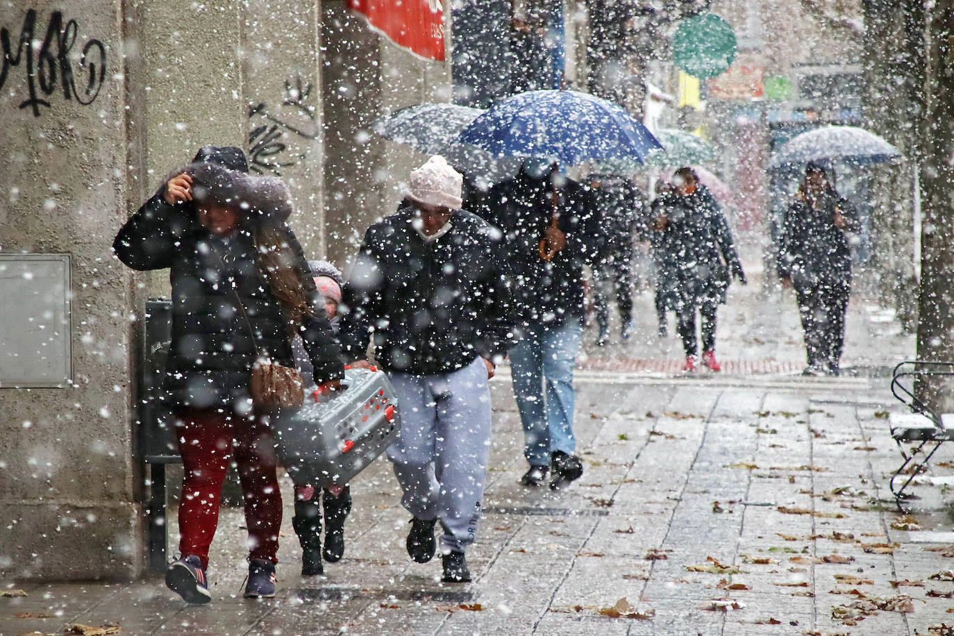 El temporal 'Arwen' llega a la capital con una fuerte nevada que deja las primera bonitas estampas en la ciudad