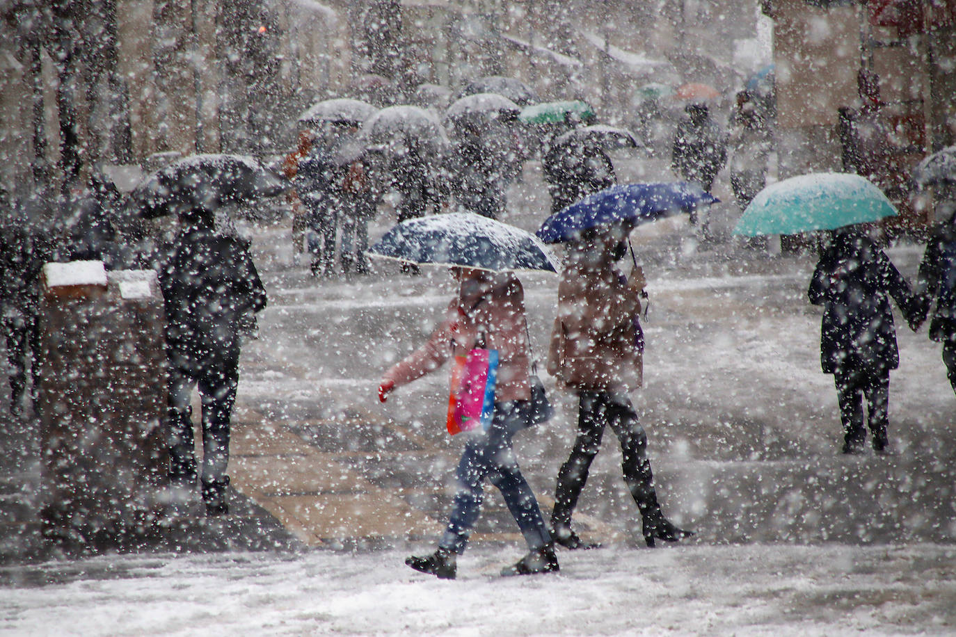 El temporal 'Arwen' llega a la capital con una fuerte nevada que deja las primera bonitas estampas en la ciudad