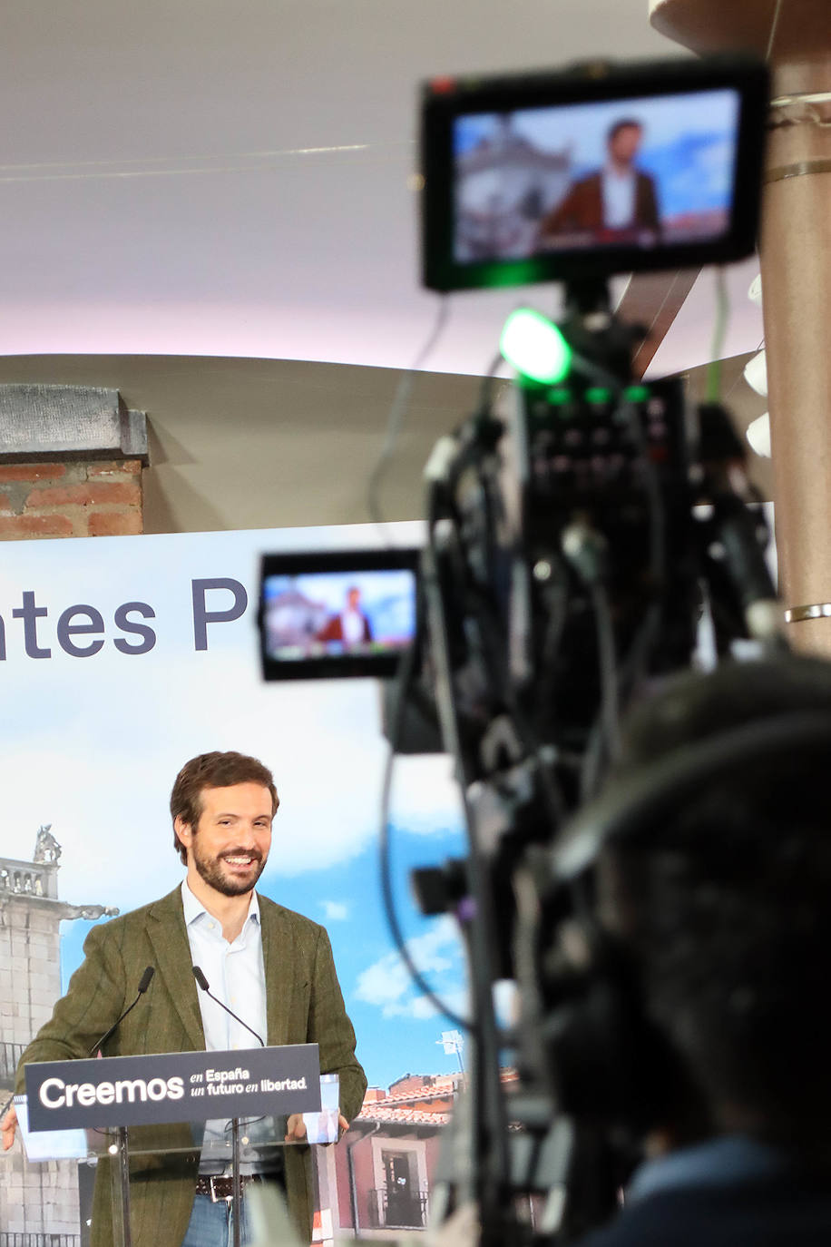 Casado y Mañueco participan en el 'Encuentro de presidentes provinciales e insulares del PP' en León.