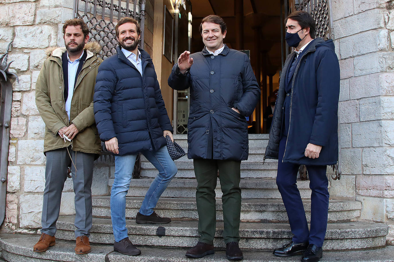 Casado y Mañueco participan en el 'Encuentro de presidentes provinciales e insulares del PP' en León.