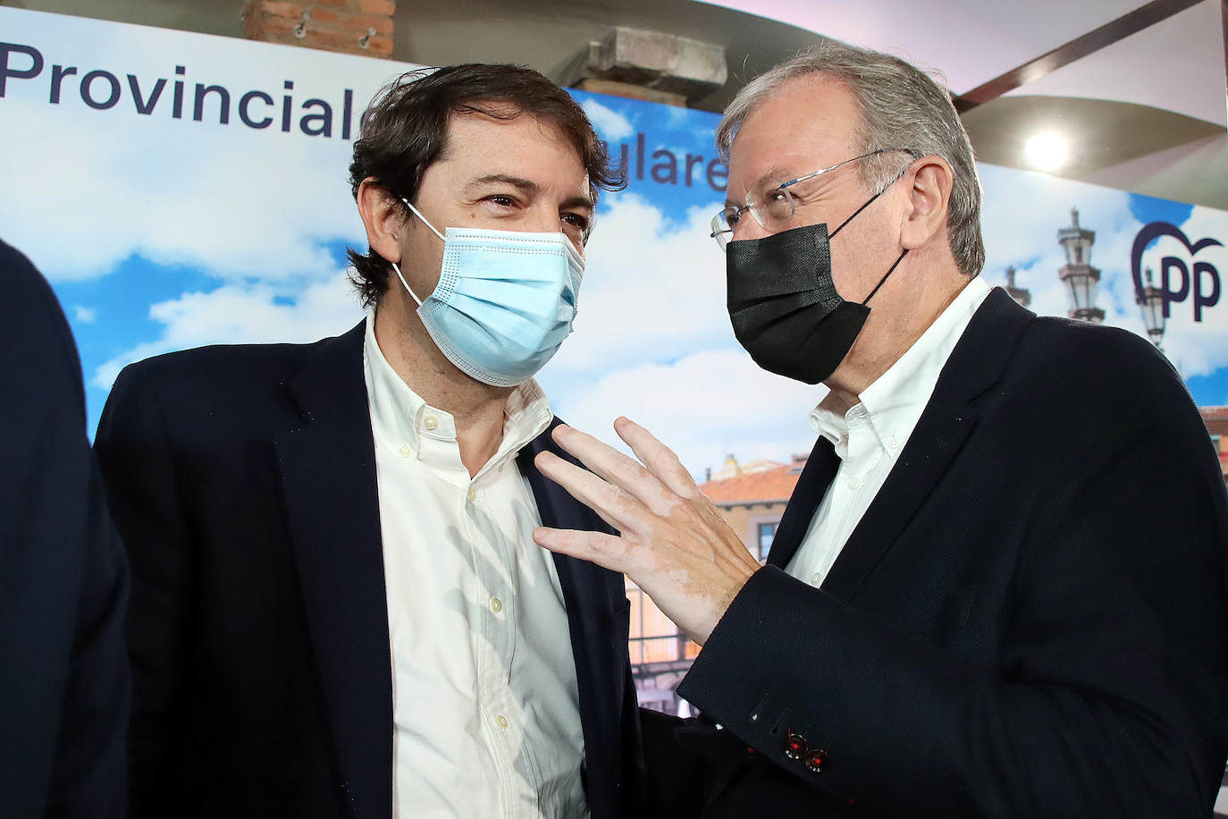 Casado y Mañueco participan en el 'Encuentro de presidentes provinciales e insulares del PP' en León.