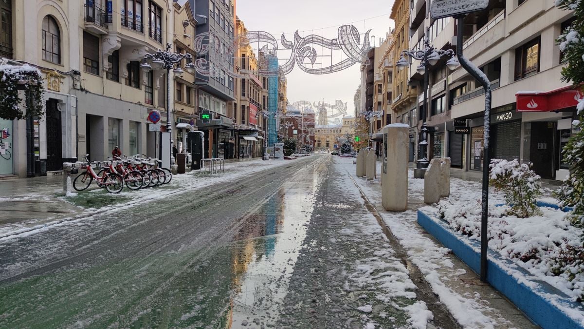 Imagen diferente en las calles del centro y los barrios de la capital tras la primera nevada. 