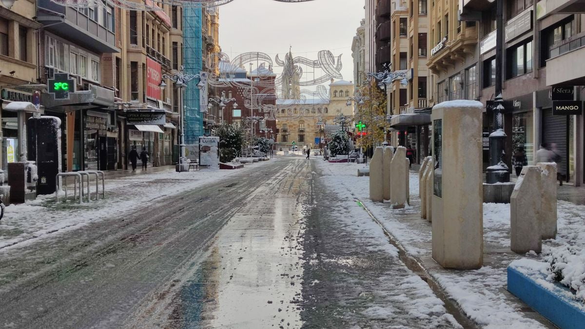 Imagen diferente en las calles del centro y los barrios de la capital tras la primera nevada. 